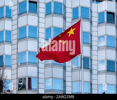 Embajada De China. Edificio blanco moderno de hormigón y bandera roja y amarilla de China en Berlín, Alemania Foto de stock