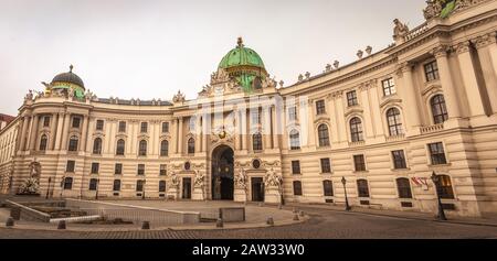 El palacio de Hofburg en plaza San Miguel (Michaelerplatz), Viena, Austria Foto de stock