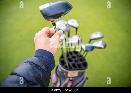 palos de golf profesionales en bolsa en verde Foto de stock