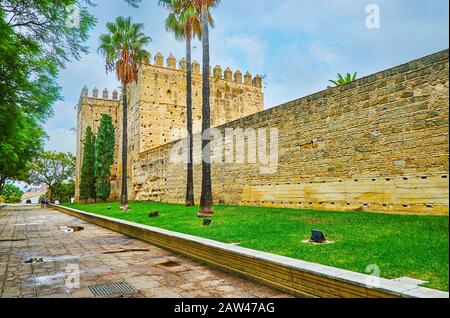 Exterior de la fortaleza del Alcázar, que es uno de los principales monumentos de la ciudad y símbolos históricos de Jerez, España