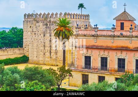 La enorme torre del homenaje y el vistoso palacio Villavicencio, rodeado por el jardín del Alcázar, Jerez, España