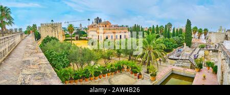 Jerez, ESPAÑA - 20 DE SEPTIEMBRE de 2019: Panorama de los terrenos de la fortaleza del Alcázar con murallas, jardín al Andalus, patio de San Fernando, piscina, Villavicencio