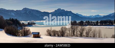 Invierno en el Forggensee, en Allgau, Baviera, Alemania.