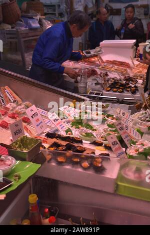 Clientes en el mercado iluminado de Nishiki Foto de stock