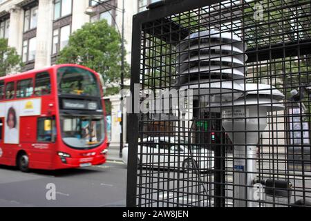 Un monitor de contaminación del aire en la calle Oxford Street de Londres, que muestra la entrada de muestreo para recoger y medir partículas PM10. Foto de stock
