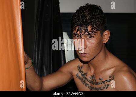 Un atleta de artes marciales Muay Thai se está posando frente a la cámara. El concepto de Muay atletas tailandeses, 6 de febrero de 2020 Foto de stock