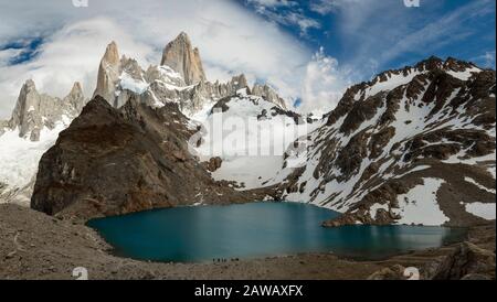 Panorama imagen de la Montaña nevada Fitz Roy y la Laguna de los tres, el Chalten, Patagonia - Argentina