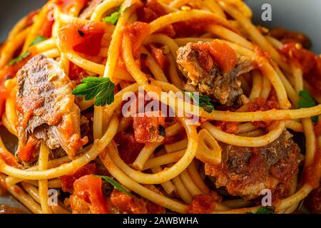 Pasta Bucatini con sardinas en salsa de tomate. Primer plano.