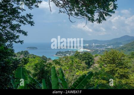 Vista aérea de Phuket contra Karon y Patong. Phuket es una isla grande y un destino turístico popular en el sur de Tailandia.