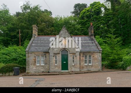 Una cabeza en la foto de Jubilee Cottage, una casa de campo tradicional de 2 habitaciones construida en 1887 en el pueblo de Ford en Northumberland rural.