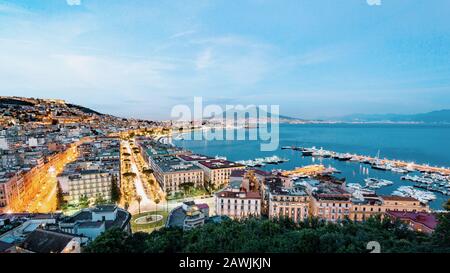 Nápoles por la noche, vista panorámica desde Posillipo Foto de stock