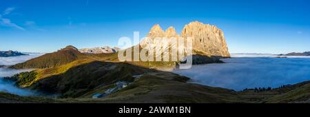 Panorama del mar nublado en la montaña de Sella pasa entre las provincias de Trentino y Tirol del Sur, Dolomitas Foto de stock