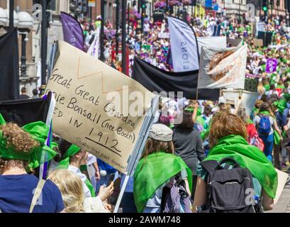 la marcha masiva Marca 100 años de voto de mujeres, Londres Central, Reino Unido 10 de junio de 2018. Juntos, mujeres del Reino Unido marcharon por las calles para crear una obra de arte viviente, produciendo un mar de verde, blanco y violeta, los colores del movimiento sufragáneo.