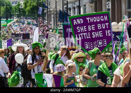 la marcha masiva Marca 100 años de voto de mujeres, Londres Central, Reino Unido 10 de junio de 2018. Juntos, mujeres del Reino Unido marcharon por las calles para crear una obra de arte viviente, produciendo un mar de verde, blanco y violeta, los colores del movimiento sufragáneo.