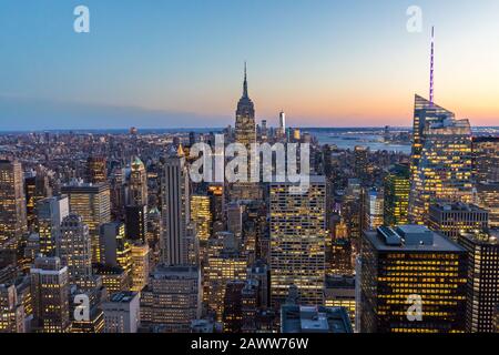 Skyline de la ciudad de Nueva York en el centro de Manhattan con Empire State Building y rascacielos por la noche en los EE.UU.