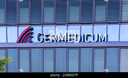 Germering Municipal, Distrito Fürstenfeldbruck, Alta Baviera, Alemania: Lettering De Germedicum, Centro Médico Foto de stock