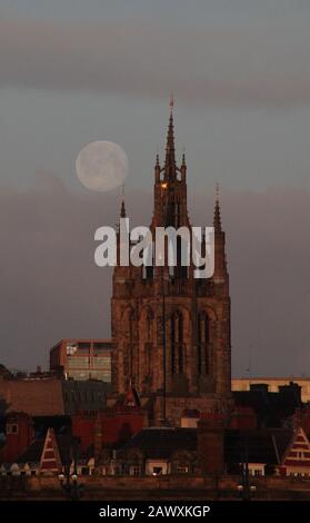Newcastle upon Tyne, Reino Unido, 10 de febrero de 2020, la Catedral Iglesia de San Nicolás Lantern Tower y Luna llena (Luna de nieve) en la mañana, crédito David Whinham/Alamy Live News
