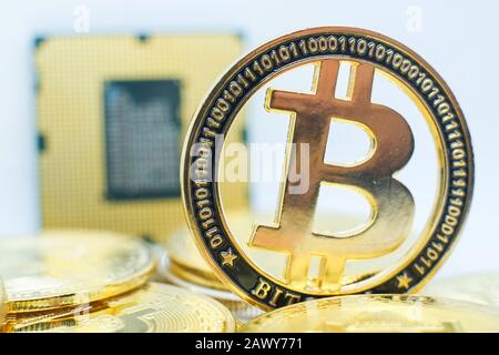 Amberes, Bélgica, febrero de 2020, Muchos bitcoins de oro y una CPU de ordenador, Cryptopurrency y concepto de dinero virtual