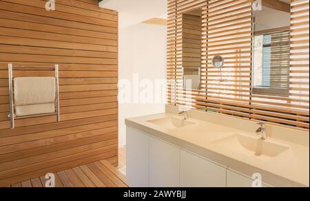 Tocador doble con lavabo en un moderno y lujoso cuarto de baño interior Foto de stock