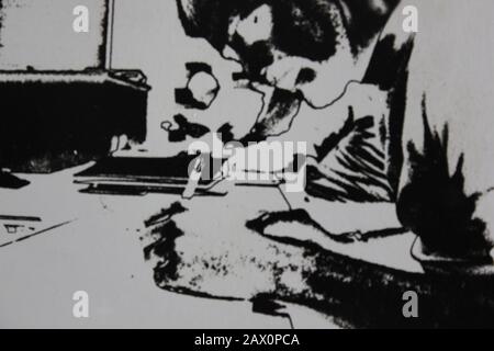 Fotografía extrema de la vendimia en blanco y negro de la década de 1970 de un estudiante masculino que toma notas en clase