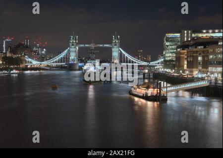 Captura nocturna de larga exposición del 'Tower Bridge' y el río Támesis' en todo su esplendor brillante.Imagen capturada desde el punto de vista del London Bridge.