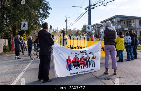 Activistas y manifestantes bloquean una intersección en Tofino, BC, Canadá para protestar contra el gobierno y el proyecto del oleoducto Coastal GasLink