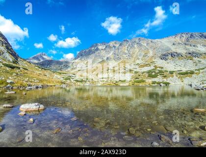 Senderismo en las montañas de Tatras, Eslovaquia. Lago sobre la cascada Skok (Eslovaco: Pleso nad Skokom) (1801m) Foto de stock