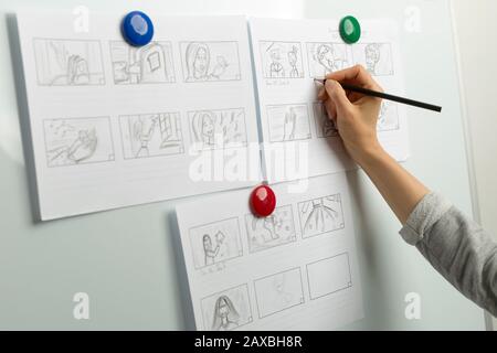 La mano de la mujer dibuja un guión gráfico para una película o una caricatura.