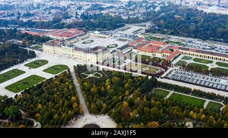 Palacio y Jardines de Schönbrunn en Viena vista aérea panorámica. El palacio barroco rococó es el monumento arquitectónico e histórico más importante de Austria