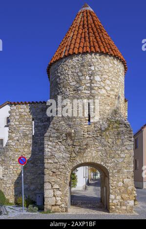 Muralla y torre de la ciudad, Abensberg, Baja Baviera, Alemania Foto de stock