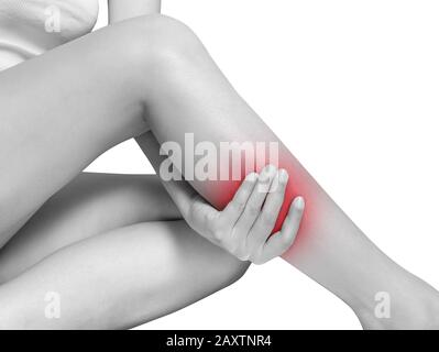 Las rodillas de la mujer de más edad aislado sobre un fondo blanco