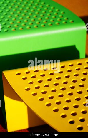 Vertical primer plano de asientos amarillos y verdes para el niños en el parque infantil