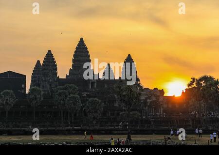 Sun se eleva sobre el complejo del templo Angkor Wat, Siem Reap, Camboya, Asia Foto de stock