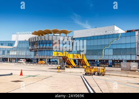 09 De Agosto De 2019, Viena, Austria: El Edificio Schwechat Del Aeropuerto Internacional De Viena Foto de stock
