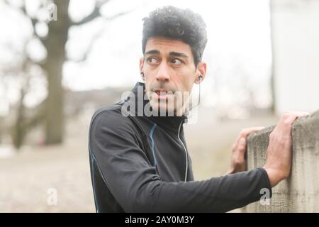 Retrato de un jogger macho que se calienta fuera, Alemania Foto de stock