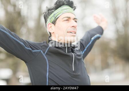 Retrato de un jogger macho que se calienta fuera, Alemania Foto de stock