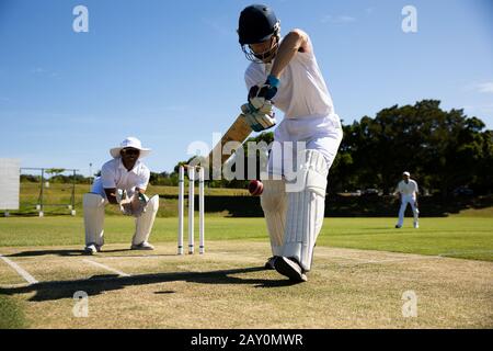 Jugador de cricket disparando en el balón Foto de stock