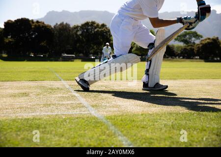 Jugador de cricket disparando en el balón Foto de stock