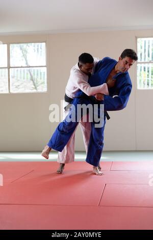 Entrenamiento de judokas en un gimnasio Foto de stock