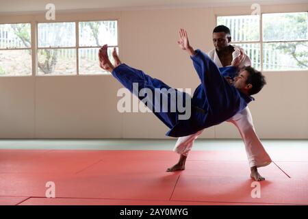 Entrenamiento de judokas en un gimnasio Foto de stock
