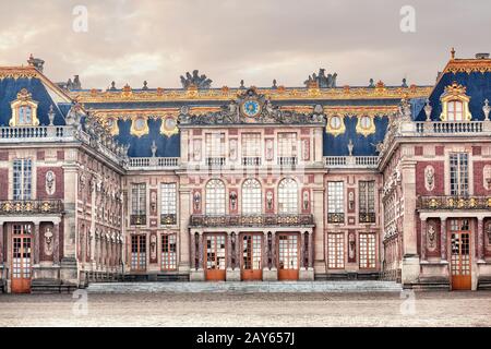 El edificio principal del Palacio Real de Versalles, la residencia principal de Luis. Atracciones turísticas e históricas de Francia Foto de stock