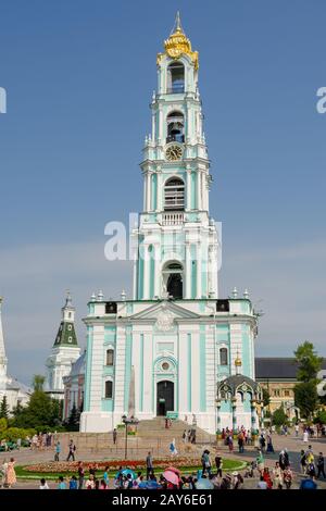 Sergiev Posad - Agosto 10, 2015: el campanario de la Lavra Trinity-Sergius Foto de stock