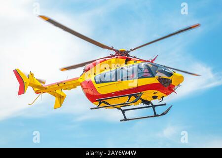 Helicóptero rojo y amarillo del equipo de servicio de rescate aéreo.