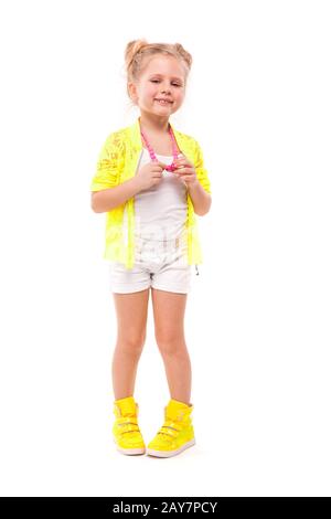 hermosa niña Moda en amarillo camiseta mezclilla pantalones cortos estilo  de vida inalterado 25026025 Foto de stock en Vecteezy