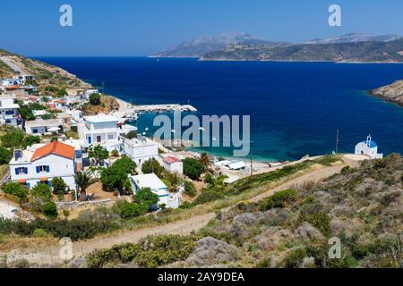 Vista de Thymaina village y su puerto en Fourni Korseon, Grecia. Foto de stock