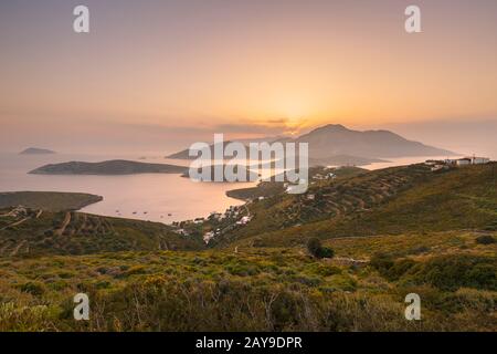 Vista de la aldea de Kampi Fourni y la isla de Ikaria y Thymaina Kisiria, islas en el fondo. Foto de stock