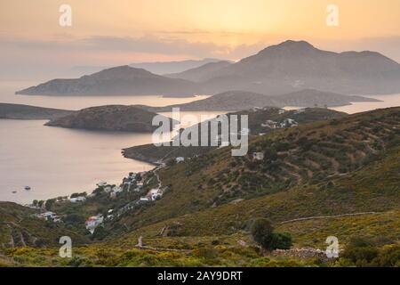 Vista de la aldea de Kampi Fourni y la isla de Ikaria y Thymaina Kisiria, islas en el fondo. Foto de stock