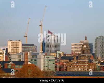 Una vista panorámica de la ciudad de leeds que muestra los edificios modernos del ayuntamiento y las grúas de construcción
