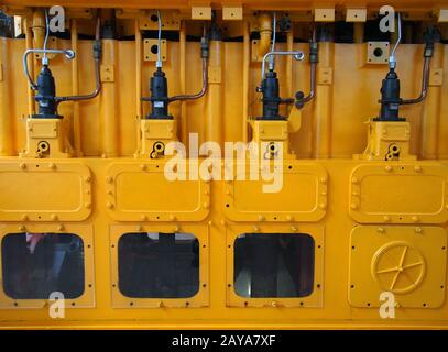 imagen de fotograma completo de un gran motor diésel amarillo utilizado como generador eléctrico de reserva de emergencia Foto de stock