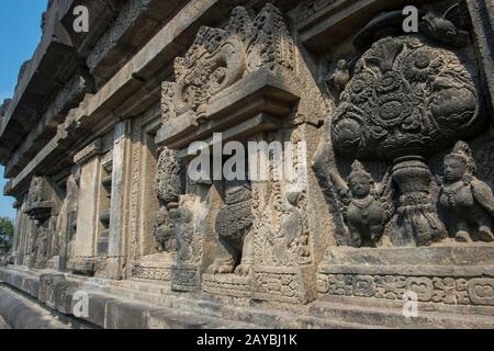 Bajo relieve que muestra la Mitología Hindú en el complejo del templo Prambanan, un templo Hindú del siglo IX, (Patrimonio de la Humanidad de la UNESCO) no lejos de Yogjakarta, Foto de stock